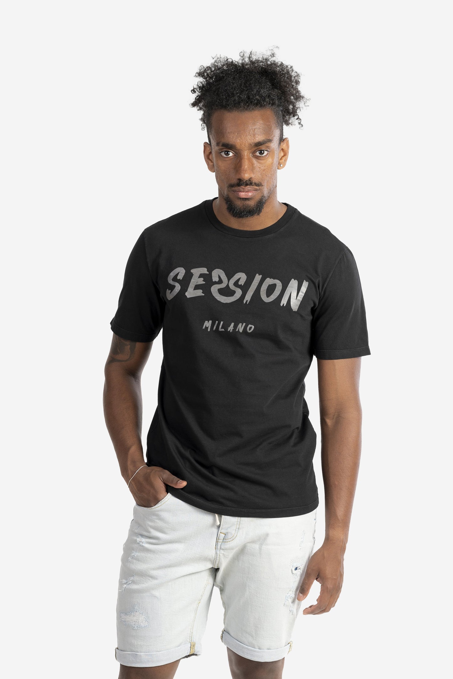 T-shirt tinto capo con logo pennellato tono su tono