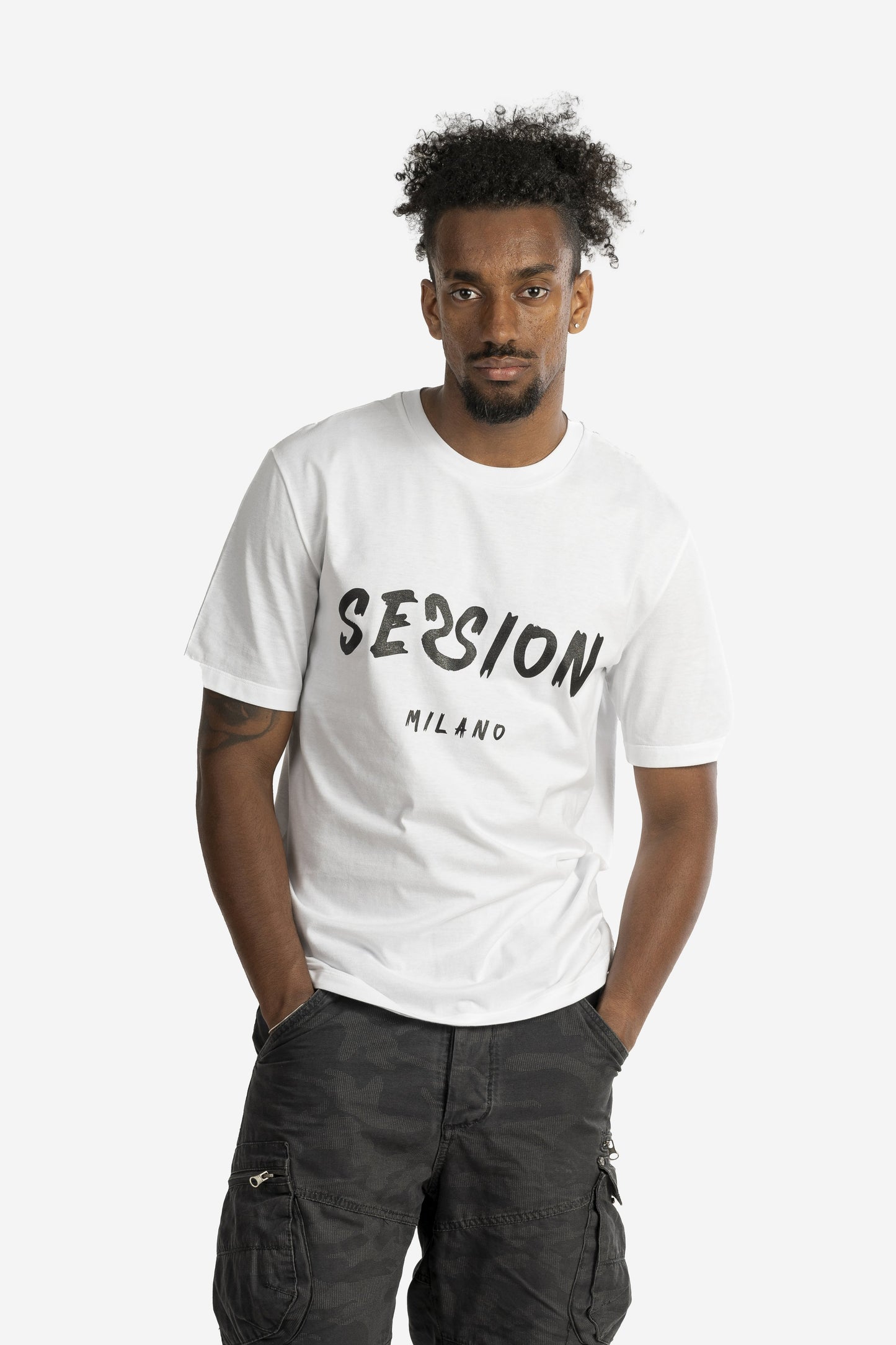 T-shirt con logo pennellato