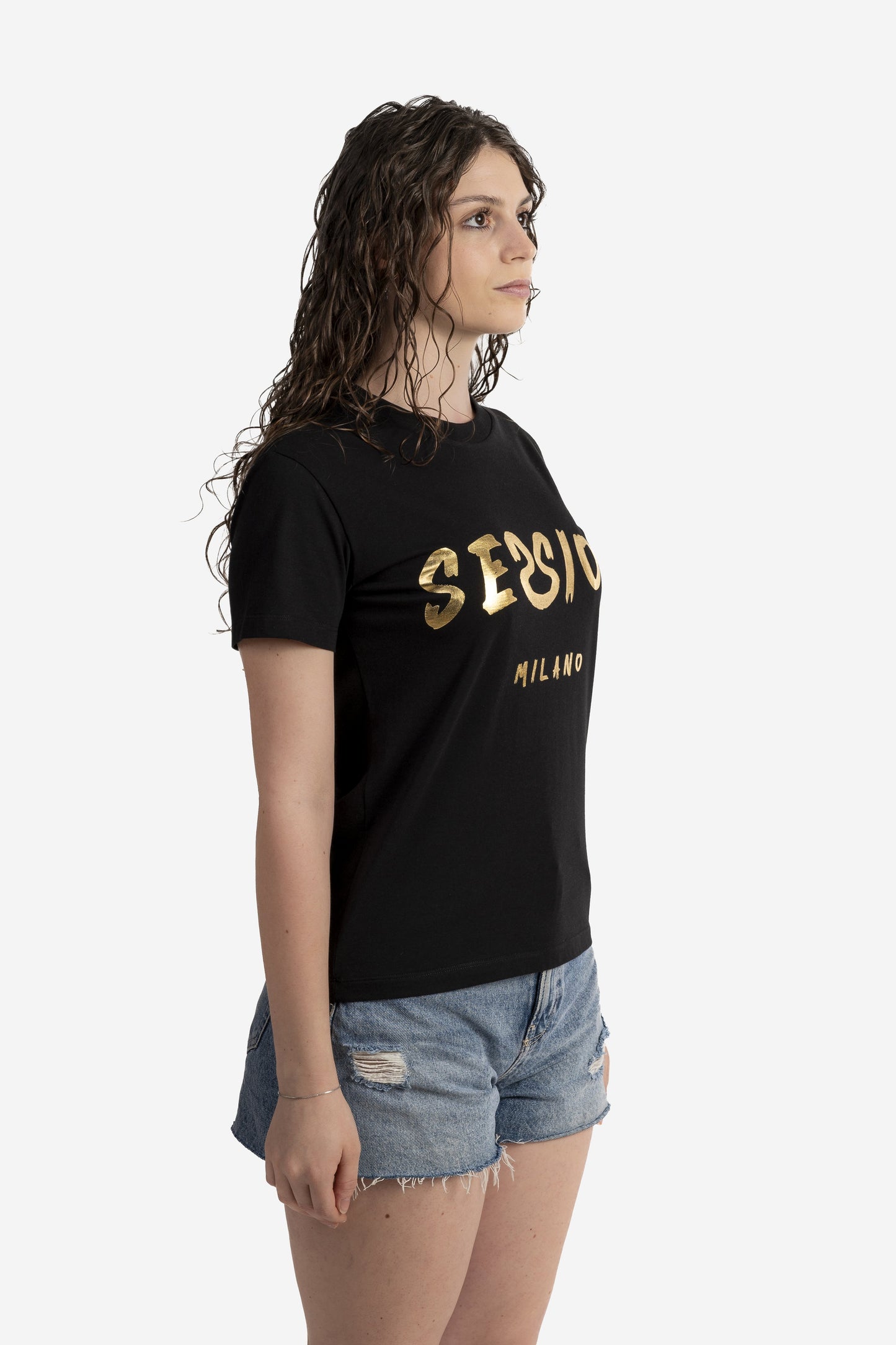 T-shirt con logo pennellato oro