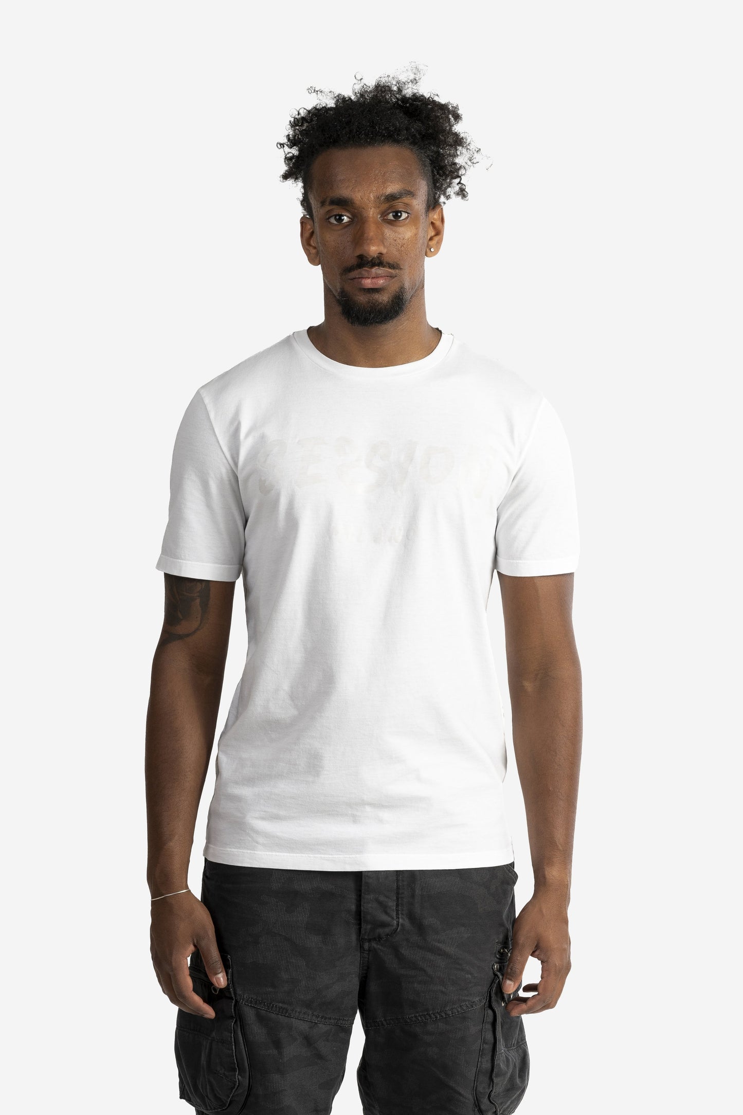 T-shirt tinto capo con logo pennellato tono su tono