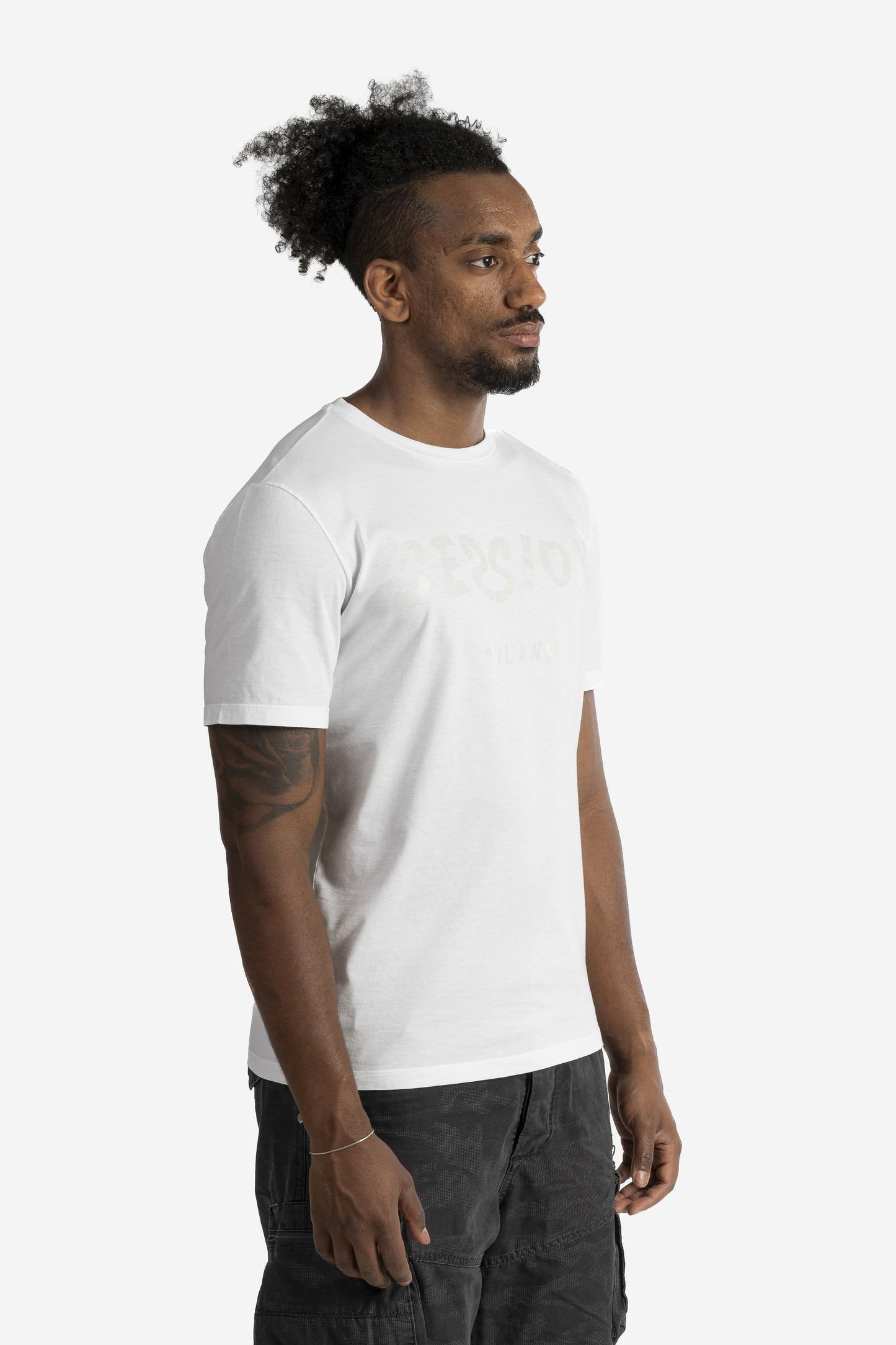 T-shirt tinto capo con logo pennellato tono su tono