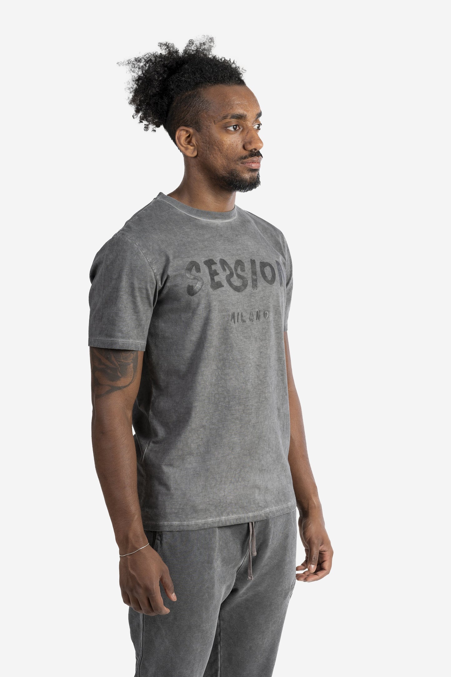 T-shirt marmorizzata tinto capo con logo pennellato