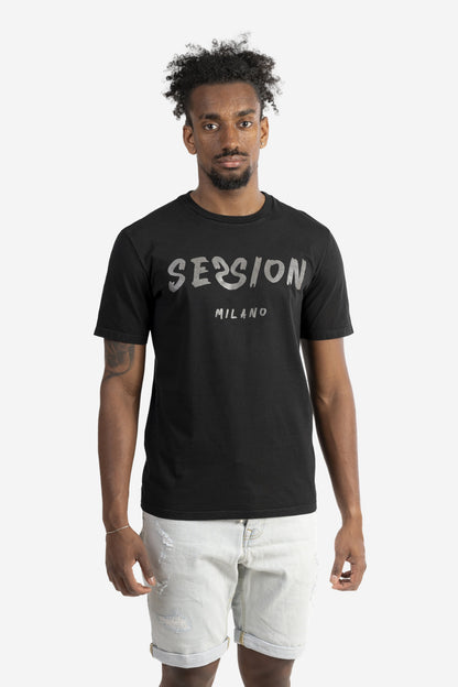 T-shirt tinto capo con logo pennellato tono su tono