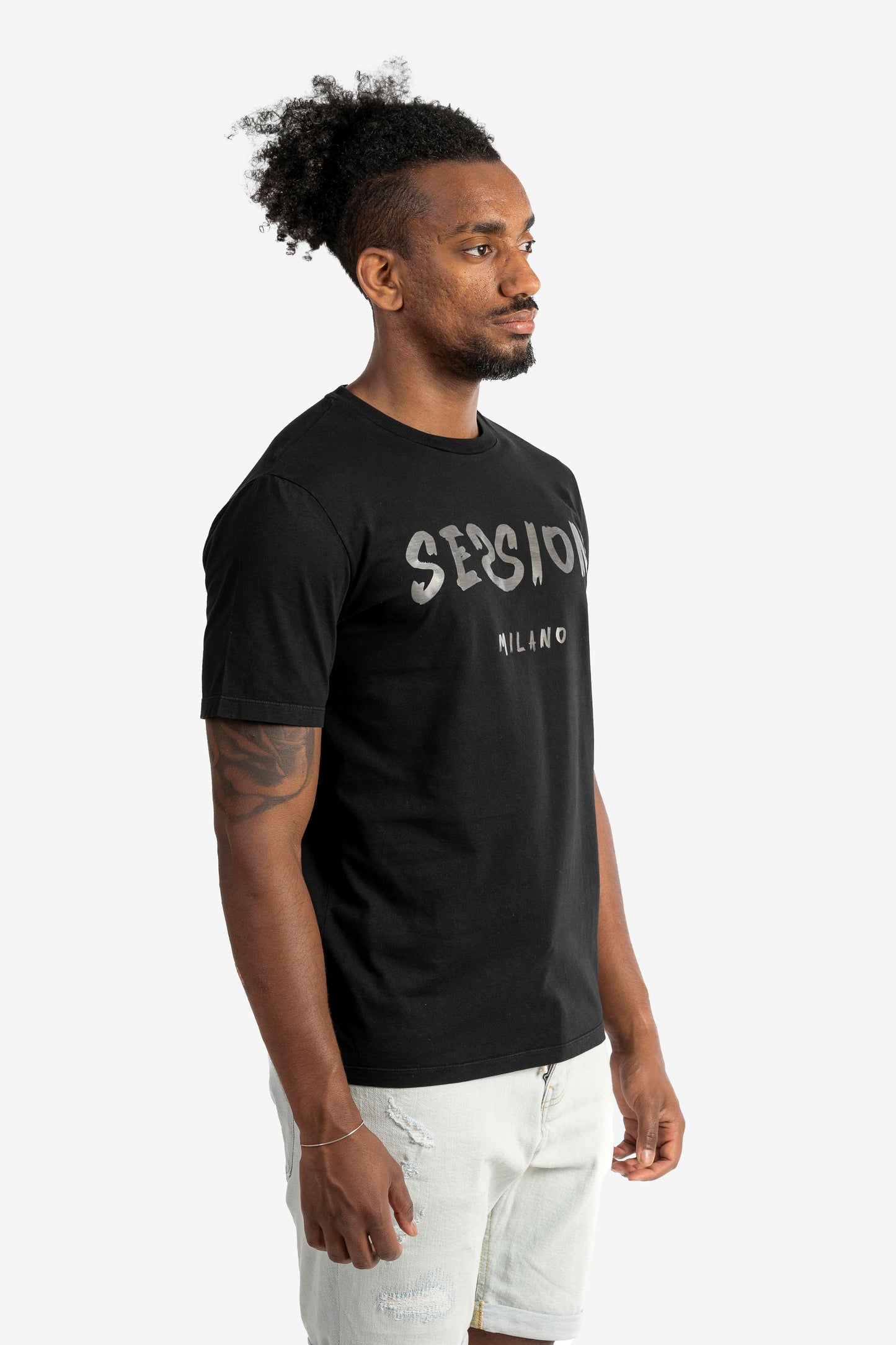 T-shirt tinto capo con logo pennellato tono su tono