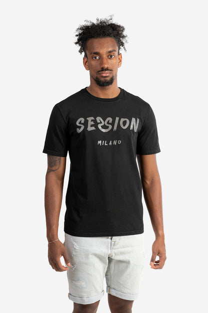 T-shirt tinto capo con logo pennellato tono su tono