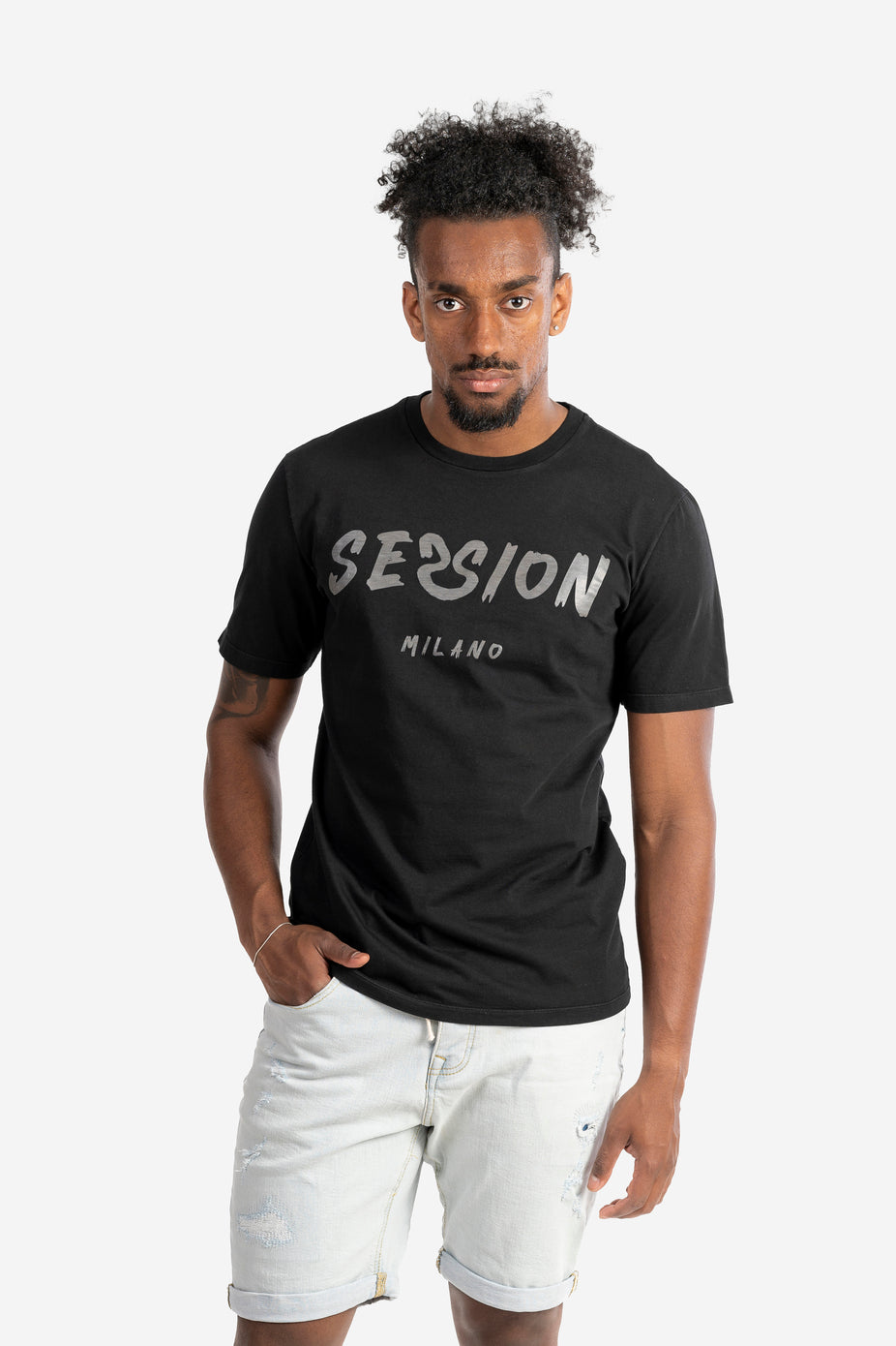 T-shirt tinto capo con logo pennellato tono su tono