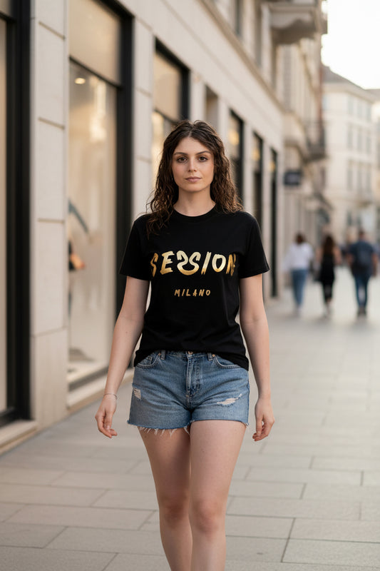 T-shirt con logo pennellato oro