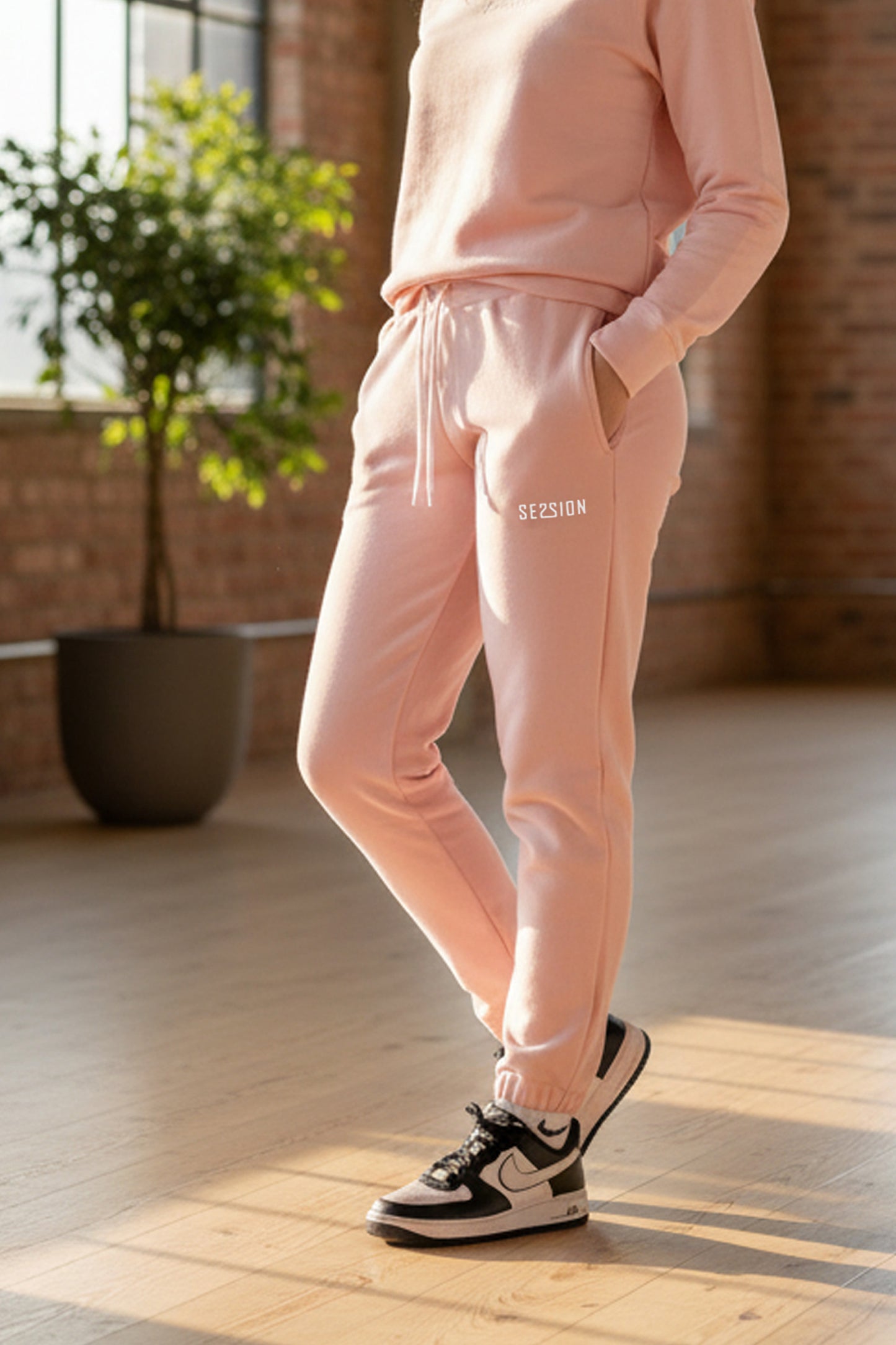Pantalone con micro logo